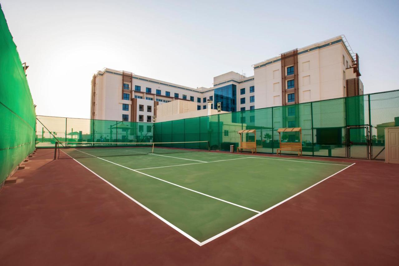 Four Points By Sheraton Al Ain Exteriör bild Tennis court