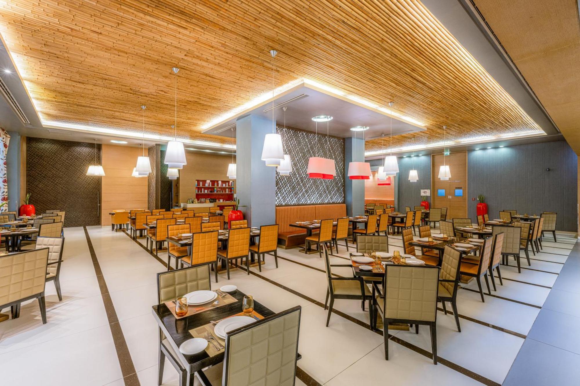 Four Points By Sheraton Al Ain Exteriör bild Restaurant