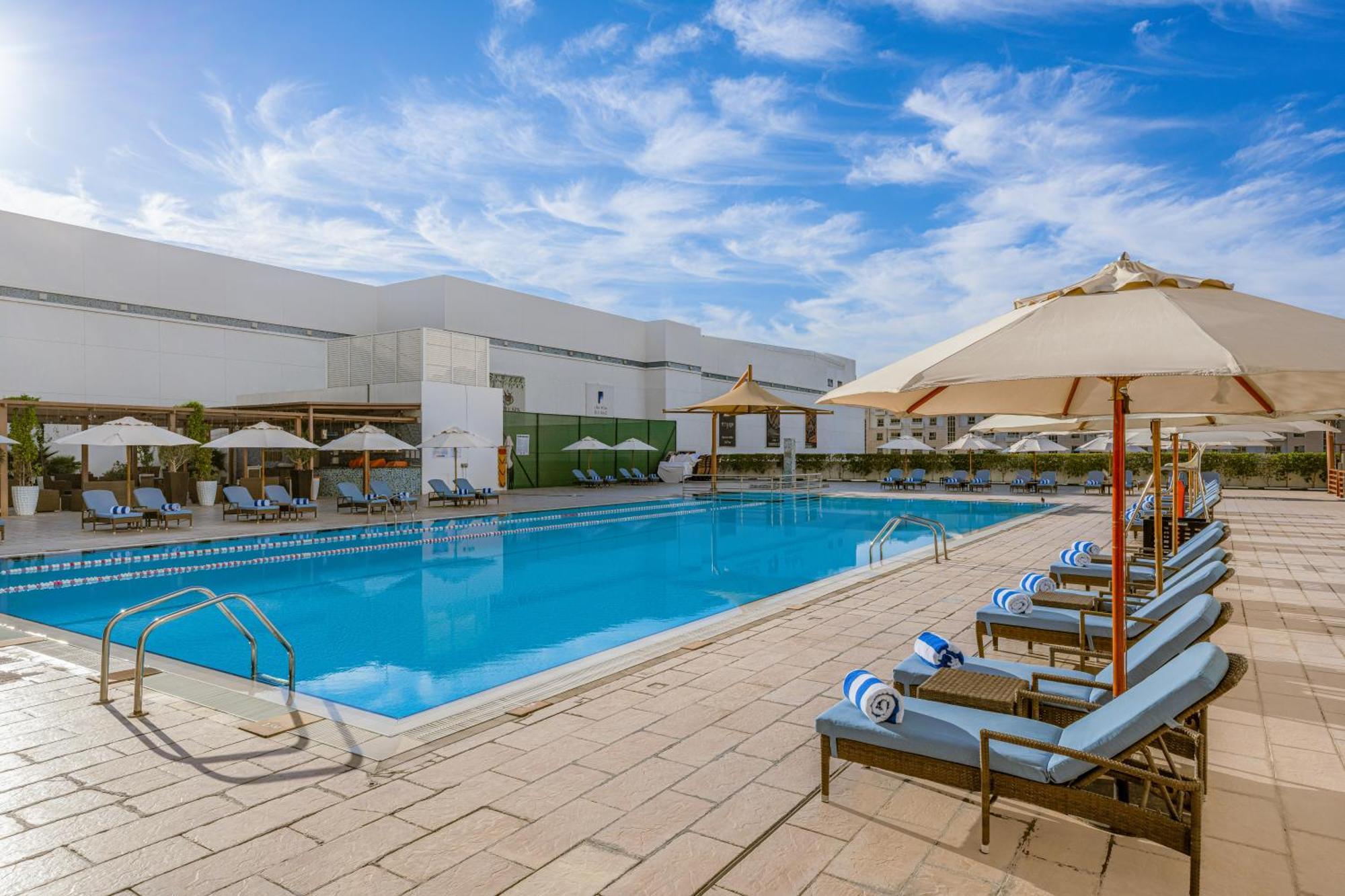 Four Points By Sheraton Al Ain Exteriör bild The swimming pool at the hotel