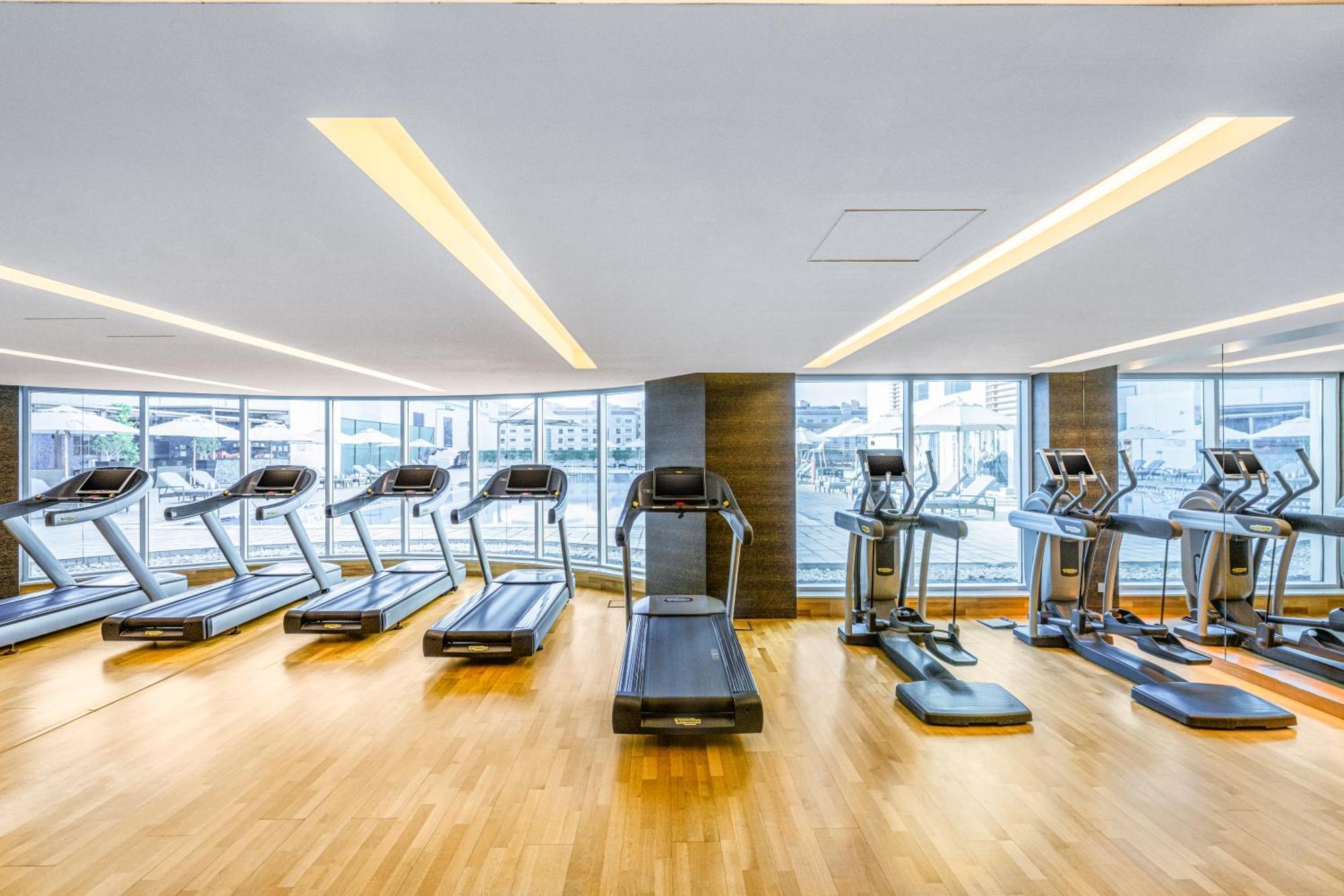 Four Points By Sheraton Al Ain Exteriör bild The gym at the hotel