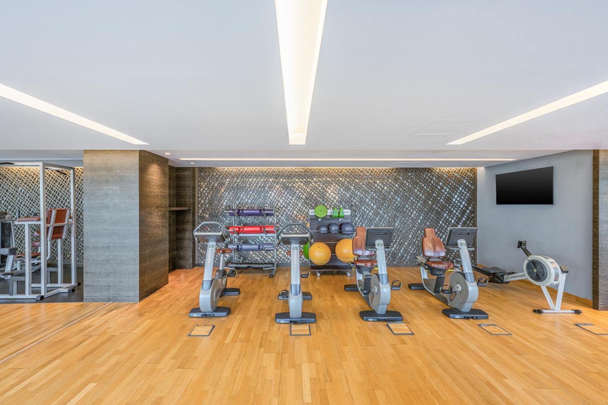Four Points By Sheraton Al Ain Exteriör bild The gym at the hotel