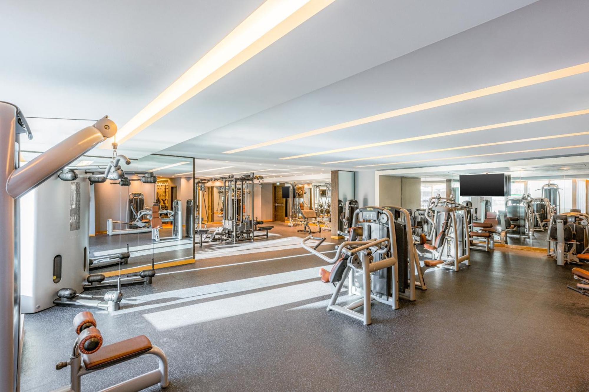 Four Points By Sheraton Al Ain Exteriör bild The gym at the hotel