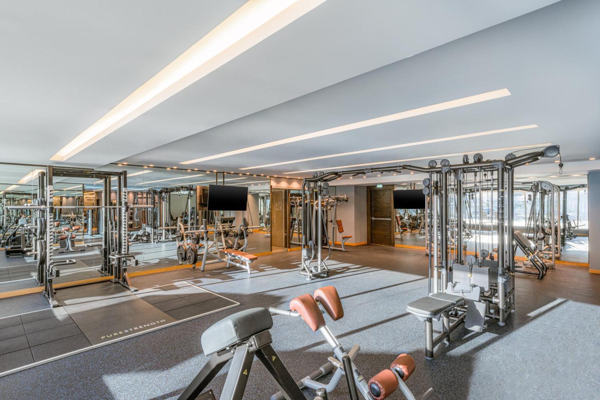 Four Points By Sheraton Al Ain Exteriör bild The gym at the hotel