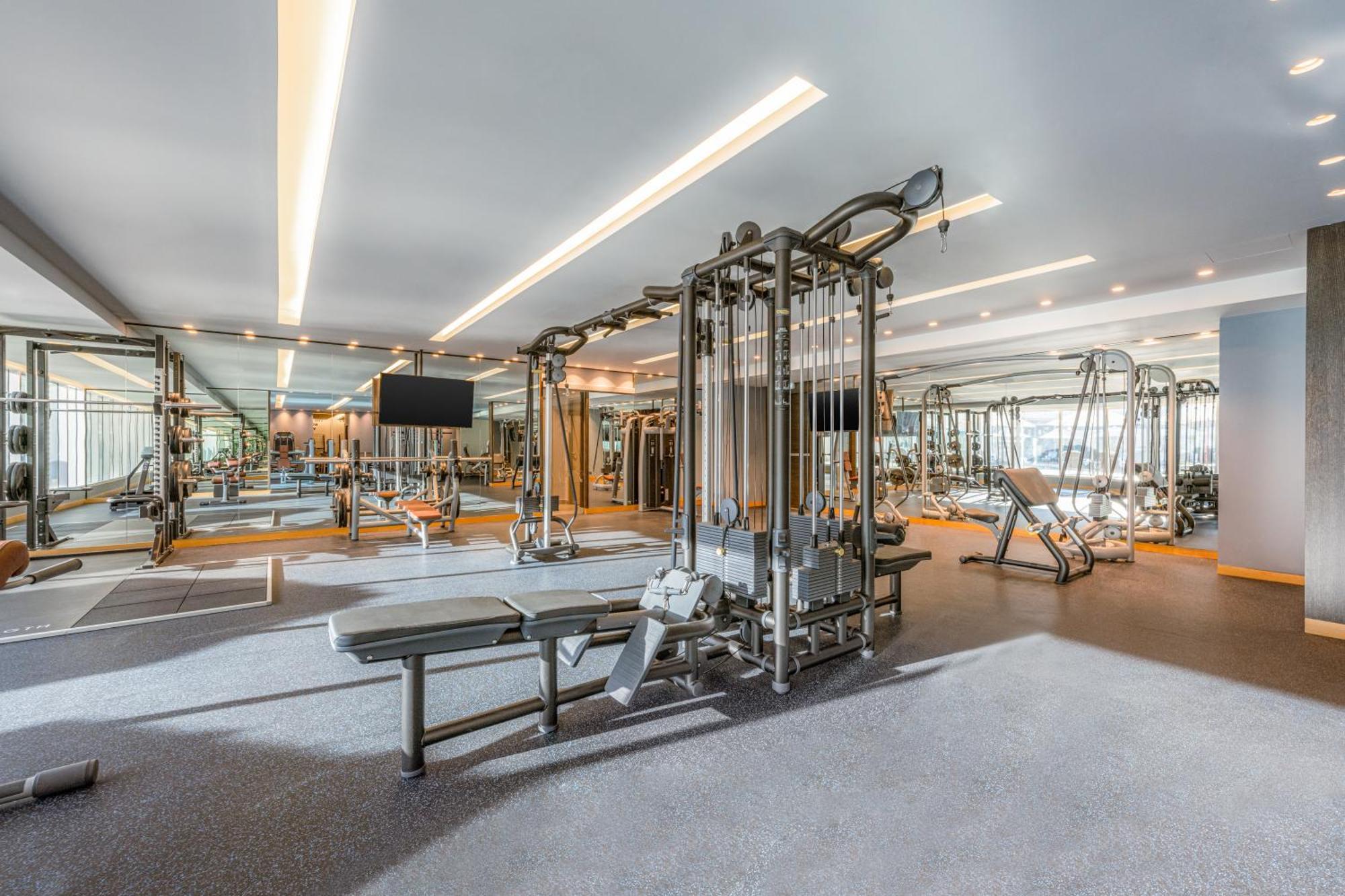 Four Points By Sheraton Al Ain Exteriör bild The gym at the hotel