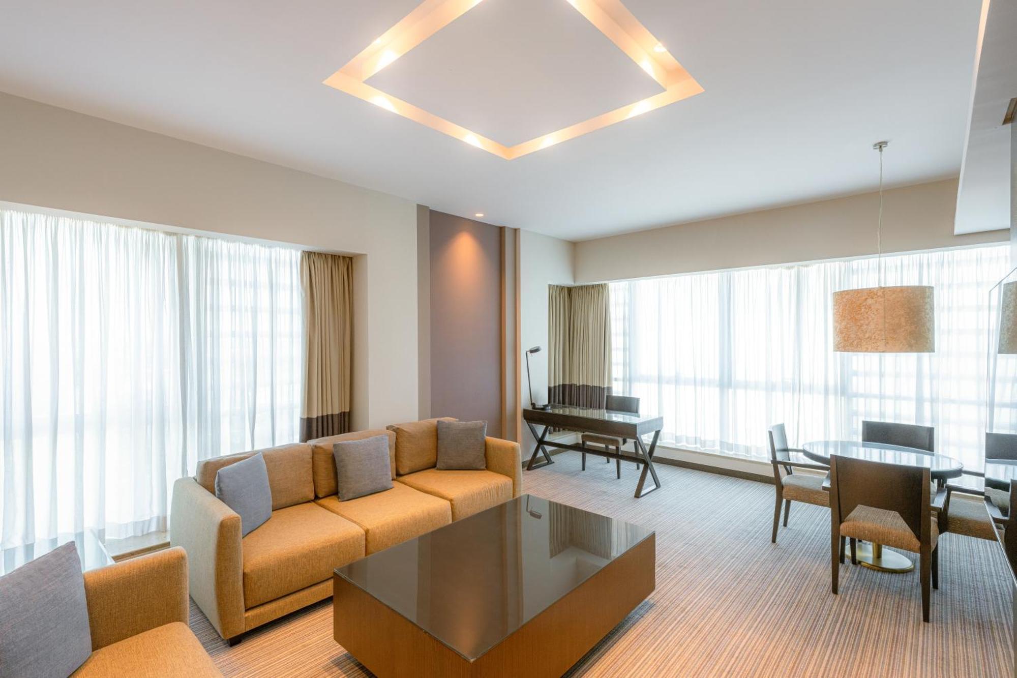 Four Points By Sheraton Al Ain Exteriör bild A suite at the hotel