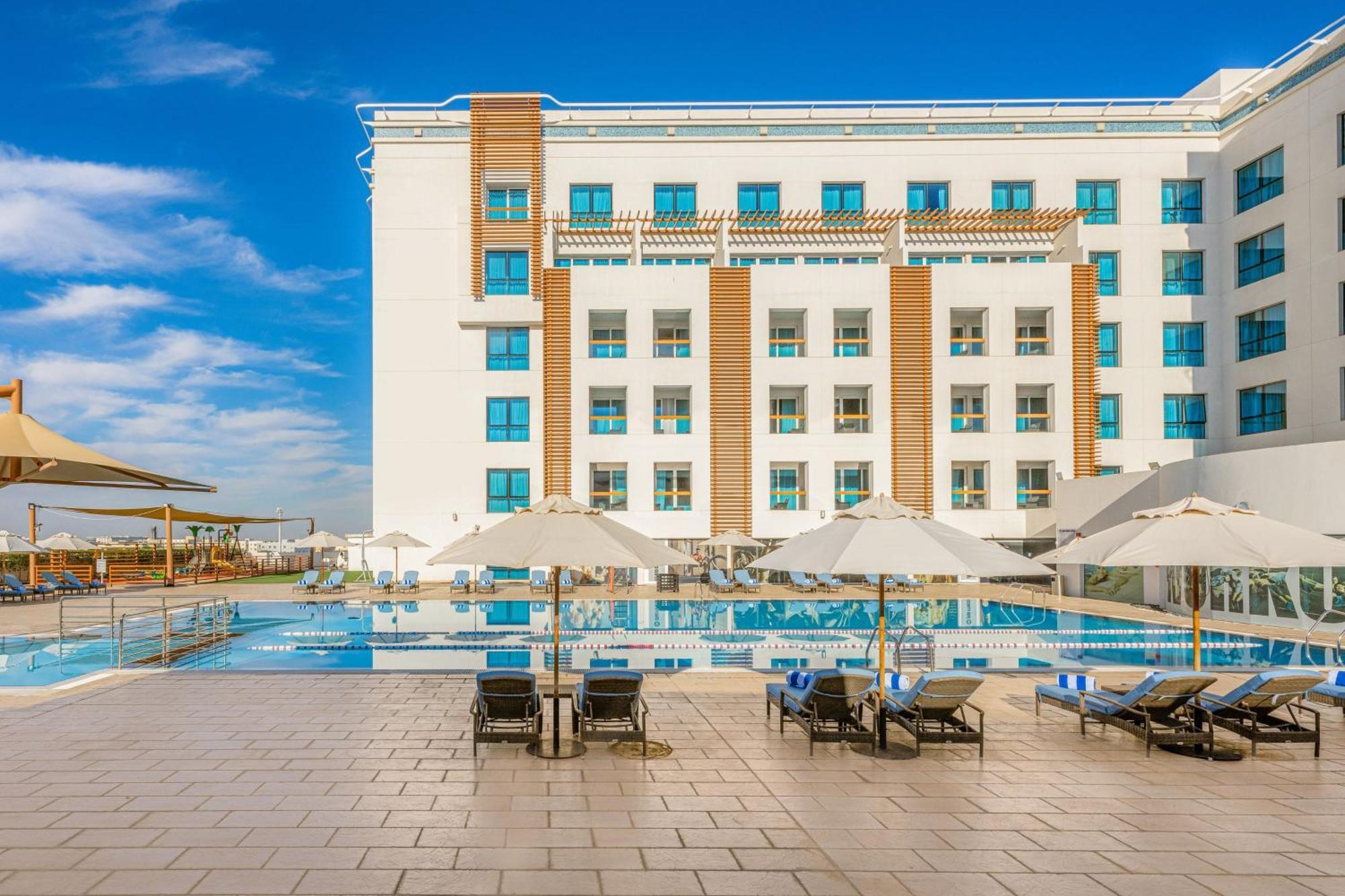 Four Points By Sheraton Al Ain Exteriör bild The hotel's pool