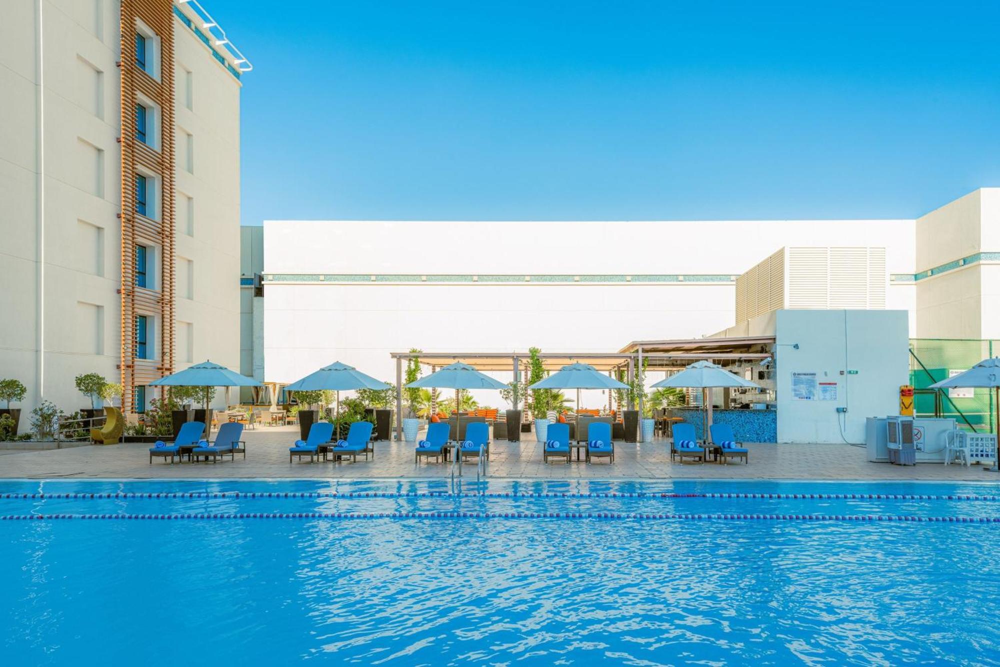 Four Points By Sheraton Al Ain Exteriör bild The swimming pool at the hotel