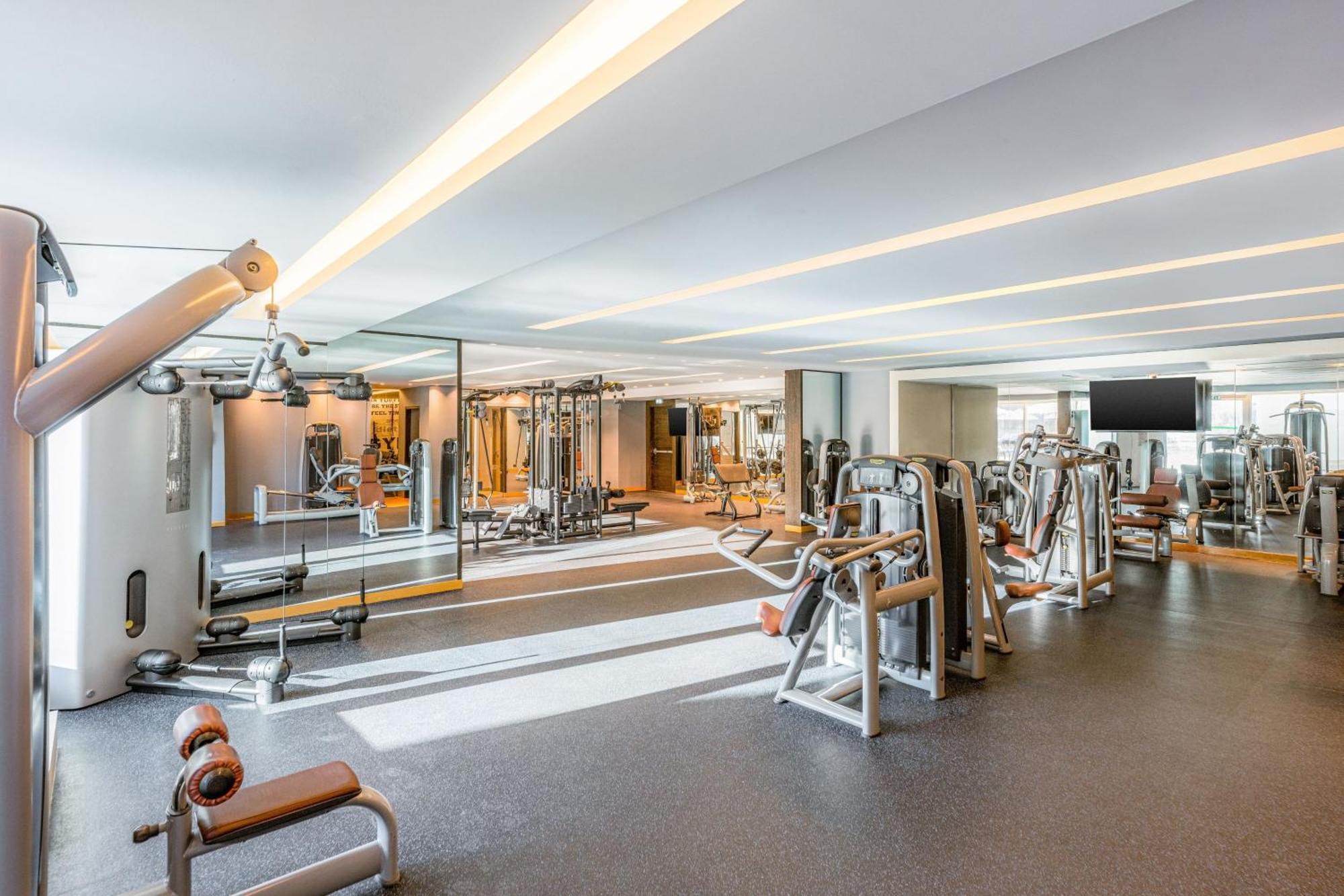 Four Points By Sheraton Al Ain Exteriör bild The gym at the hotel