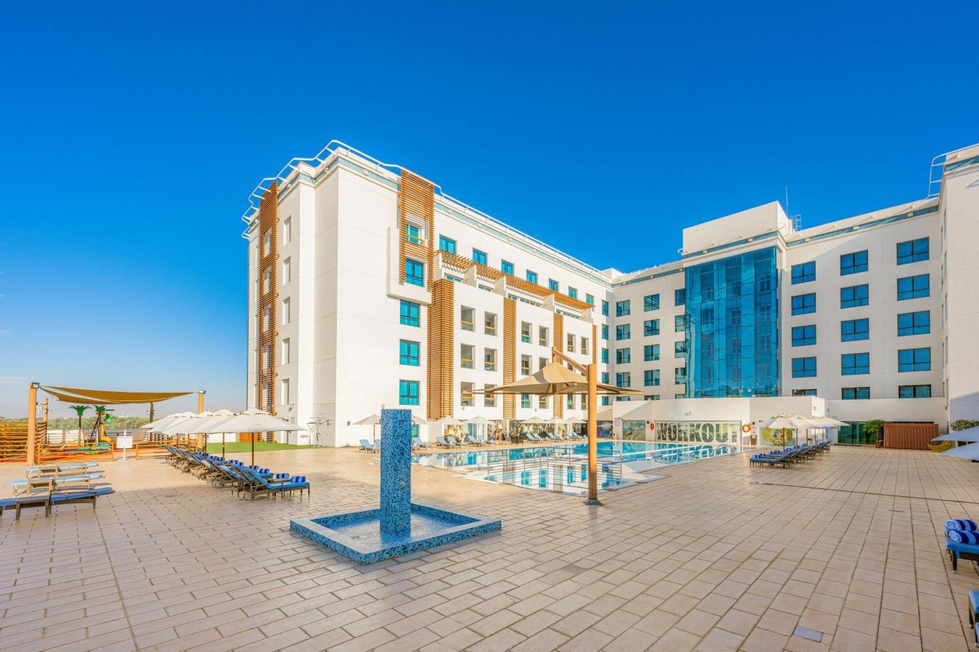 Four Points By Sheraton Al Ain Exteriör bild The hotel's swimming pool